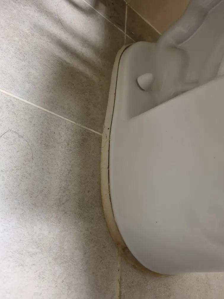 변기가 흔들린다면? 백시멘트 작업으로 완벽 고정하는 방법